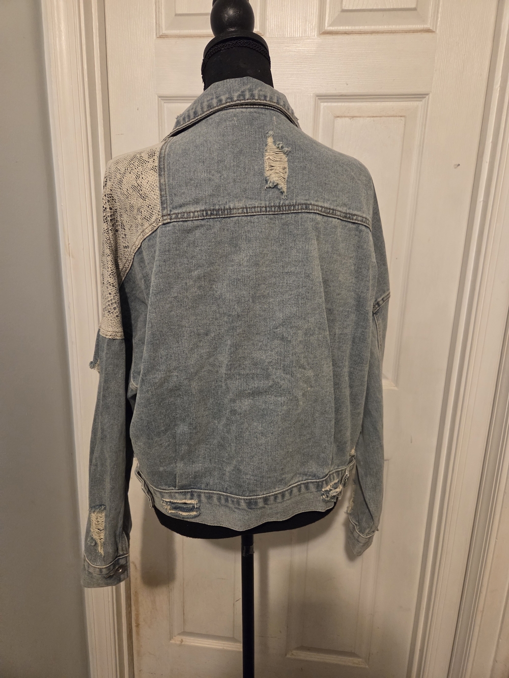 Veveret Light Blue Denim Jacket with Neutral Snake-Print Panels - Picture 5 of 7